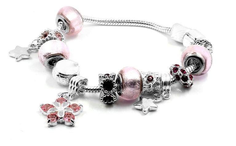 Cum se curăţă brăţările Pandora. Ingredientul din bucătărie care le face ca noi