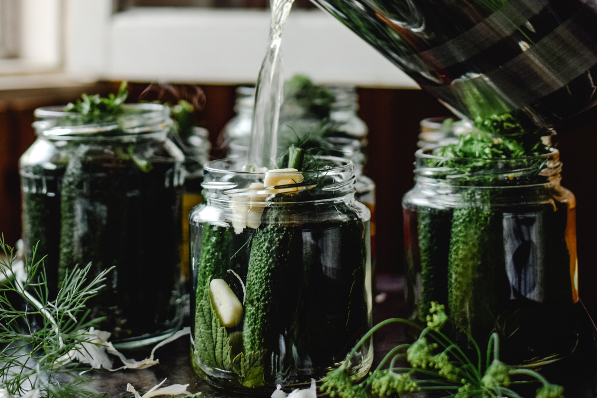 Sezonul estival este numai potrivit pentru proviziile de iarnă, iar cea mai bună rețetă de murături asortate este simplu de preparat.