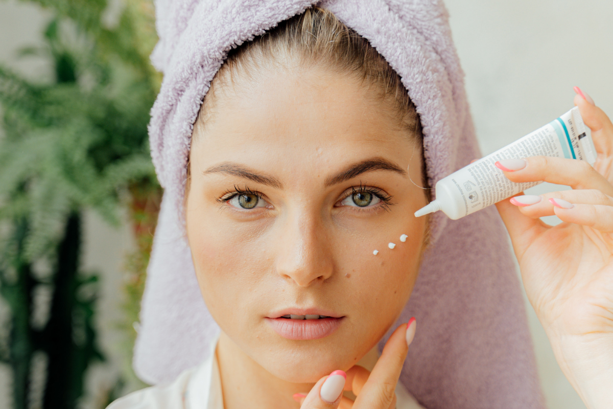 Dacă ar fi să arunci o privire în dulapul cu produse de îngrijire, sigur găsești produse cu ingredientele periculoase în cosmetice.