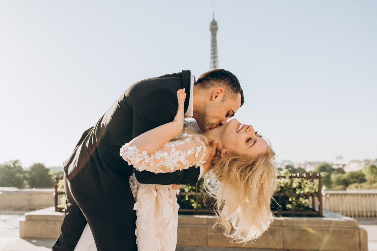 Ne petrecem viața tânjind după ea, căutând-o și vorbind despre ea, dar iubirea explicată psihologic te va lămuri.