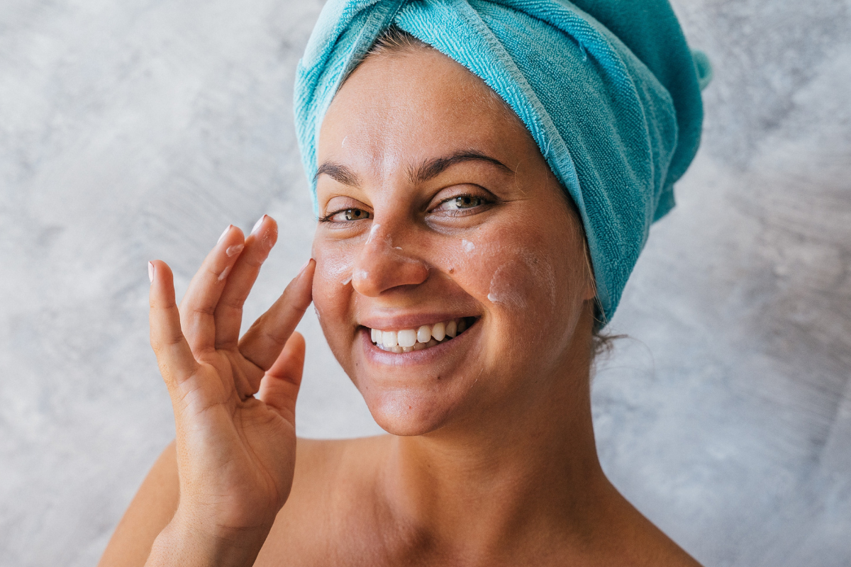 Ne dorim un ten perfect în sezonul rece, dar vântul rece ne irită și ne usucă pielea, așa că hidratarea este esențială în ritualul zilnic.