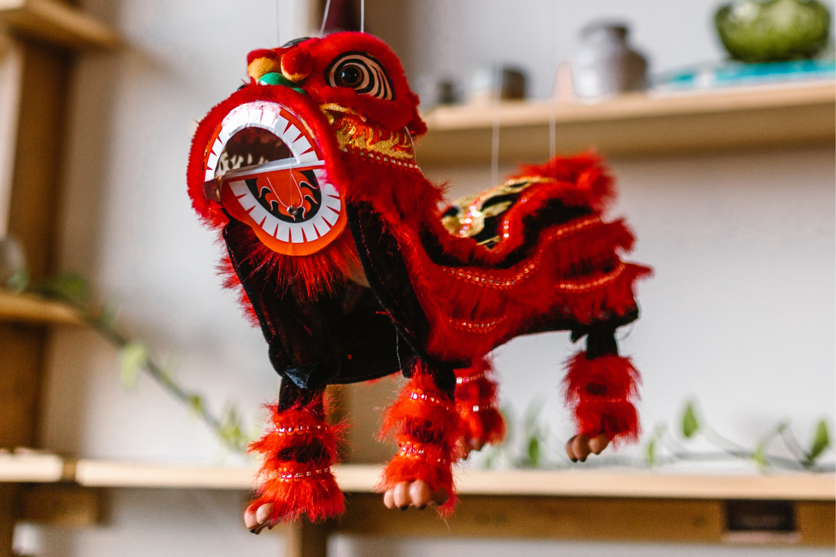 Zodiacul chinezesc diferă destul de mult de cel european, iar perioada care se află sub semnul unei zodii durează aproximativ un an.