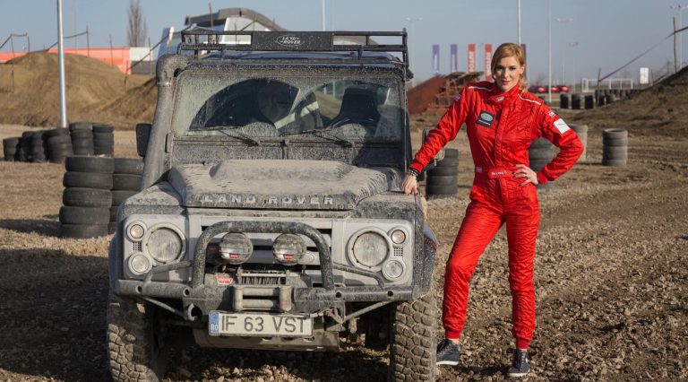 Care a fost prima mașină a Roxanei Ciuhulescu: „Am luat-o la mâna a treia, din economiile bunicilor”. Ce teamă aveau foștii ei iubiți șoferi EXCLUSIV