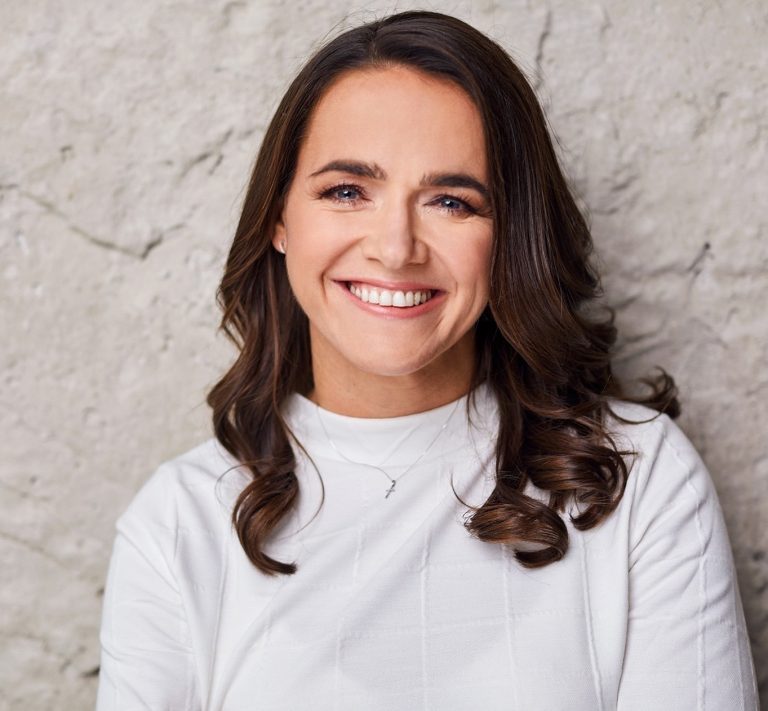 Cine este Katalin Novák, prima femeie preşedinte din istoria Ungariei. Mamă a trei copii, gospodină desăvârşită, dar şi o femeie de afaceri iscusită