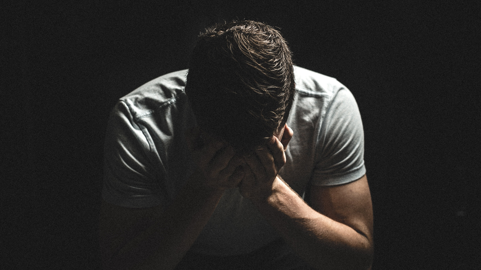 Bărbaţii suferă mai mult decât femeile după o despărţire