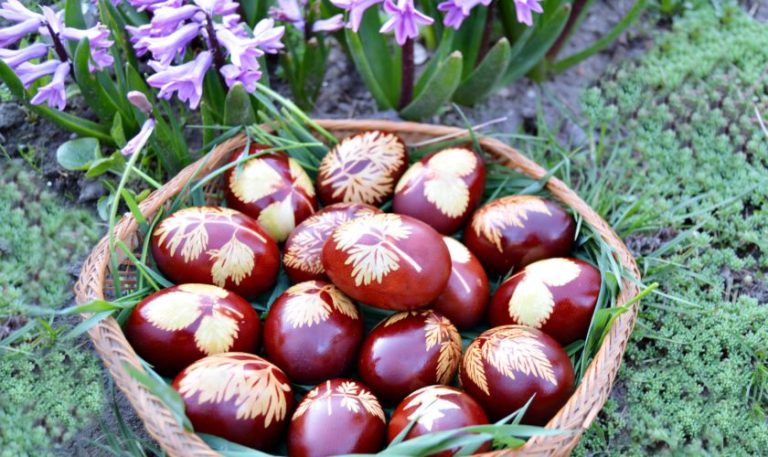 Când se înroșesc ouăle de Paște. Cum a apărut această tradiție