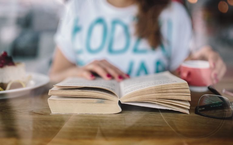 Cărți de dezvoltare personală pe care orice femeie trebuie să le citească