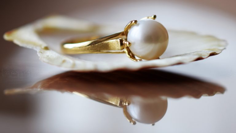 Ce bijuterii purtăm în 2022. Perlele sunt din nou la modă