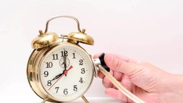 Ce înseamnă dacă te uiți la ceas la oră fixă? Semnificația orelor