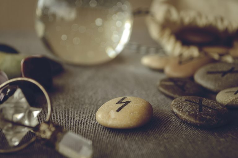 Ce sunt runele. Cum se citesc şi care este semnificația lor