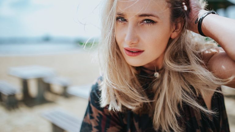 Cum obţii efectul de piele glow. Face furori în 2022. Trucuri pentru un machiaj perfect