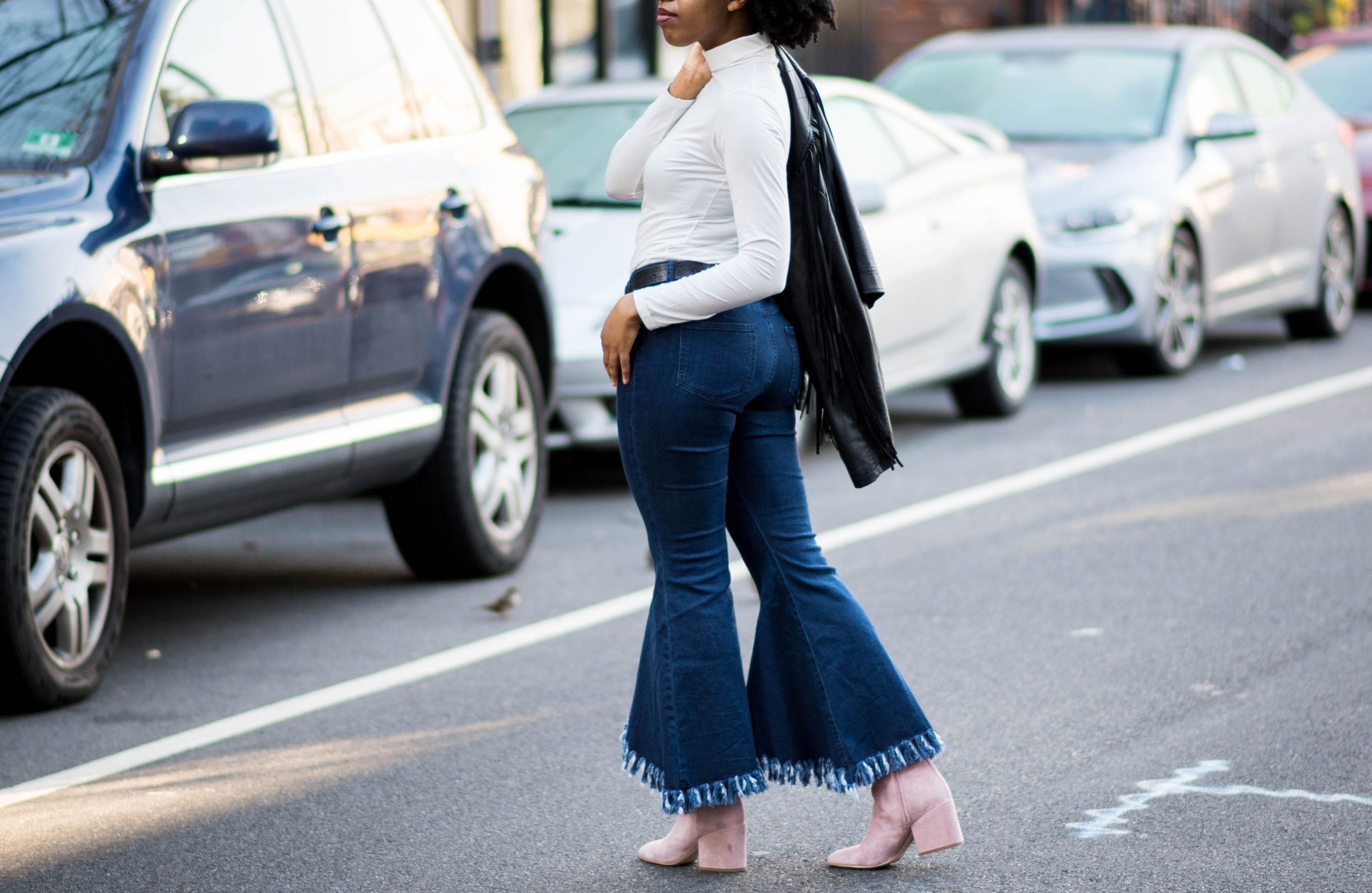 Cum porţi cu stil pantalonii evazaţi