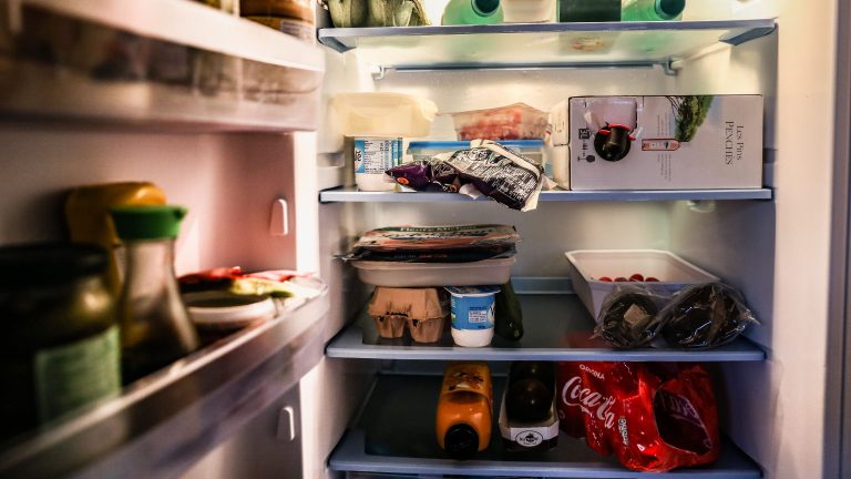 De ce este bine să pui un led cu lumină albastră în frigider. Toate femeile vor fi încântate de acest truc genial