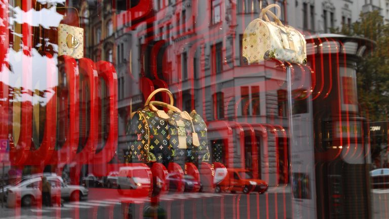 Fenomen ciudat în Rusia. De ce războiul din Ucraina i-a împins pe ruși să cumpere în disperare genți de lux şi accesorii exclusiviste