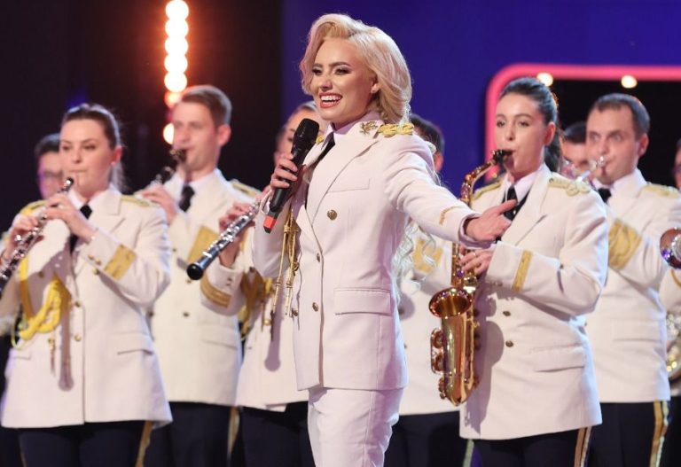 Emilia Dorobanțu învață pe rupte ca să devină ofițer de muzică militară. Fiica ei i-a moştenit frumuseţea şi talentul: „Anastasiei îi place să danseze, să cânte, să facă și TikTok!” EXCLUSIV