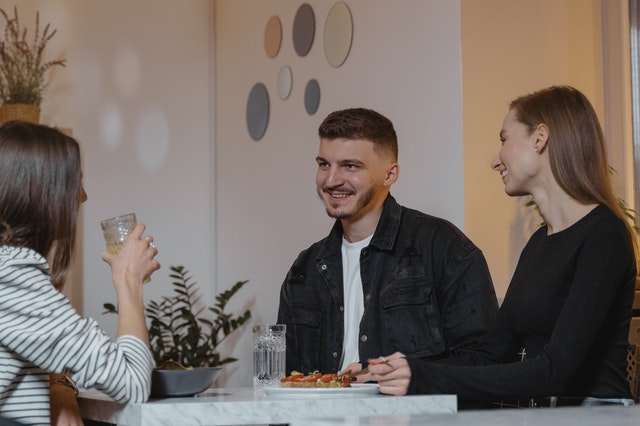 Am o idilă cu un coleg de muncă. Este căsătorit, iar soția lui este prietena mea cea mai bună