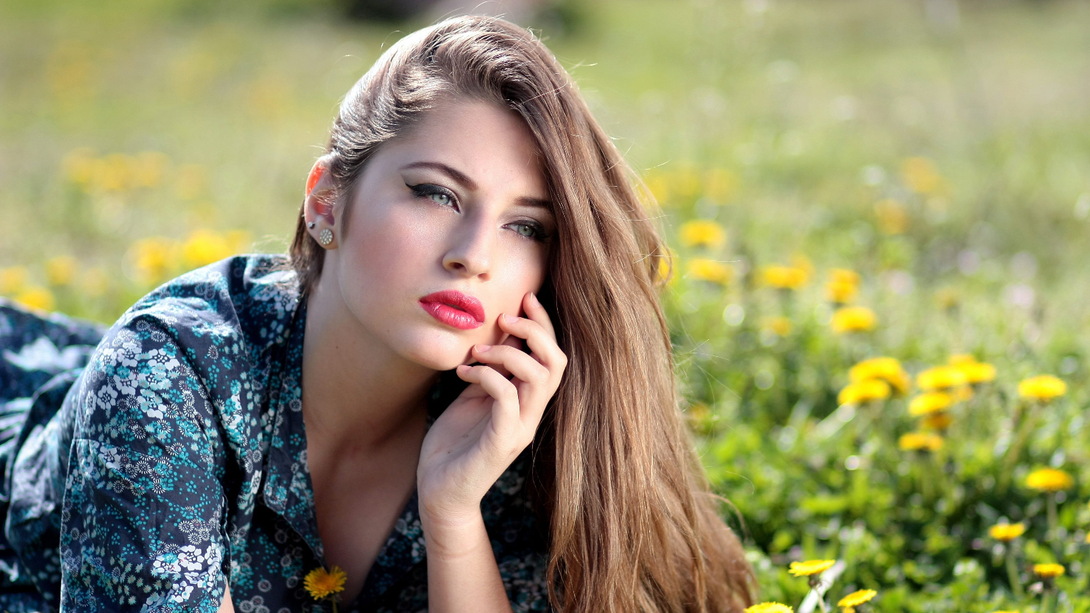 Secretul unui păr sănătos. Cum poți face acasă un stimulent pentru creșterea părului, din ingrediente naturale