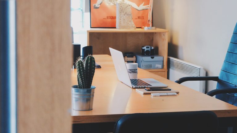 Talismane care te feresc de invidie la locul de muncă. Ce trebuie să ţii pe biroul tău