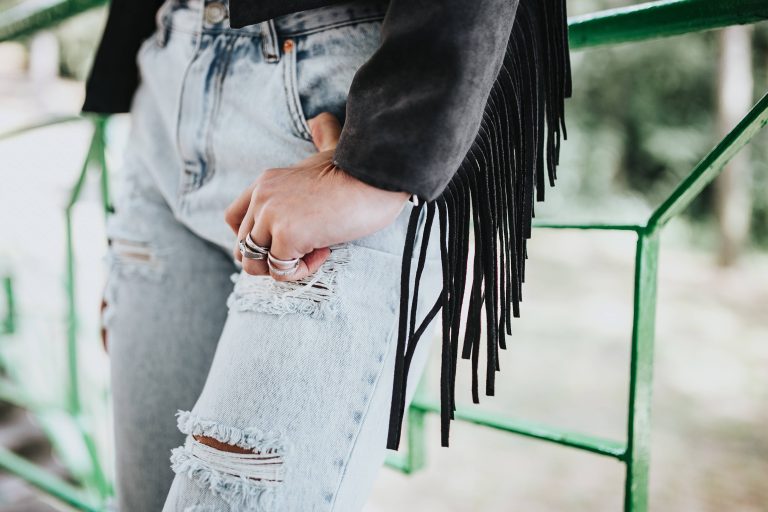 Te-ai plictisit de blugii tăi vechi? Cum îi poţi personaliza, ca să arate ca noi