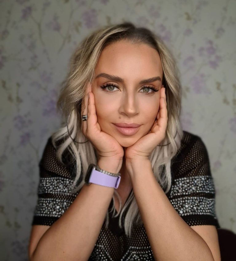 Ce bijuterii preferă Adina Halas. Povestea neștiută a inelului ei de logodnă, cu diamant negru EXCLUSIV