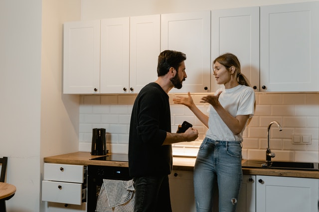 Am început să îmi urăsc soțul. Mereu mă compară cu alte femei. Spune că nu sunt în stare să fac mai mulţi bani