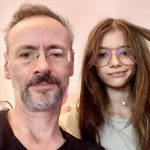 Alături de fiica lui, Mikaela, care i-a moștenit talentul la desen