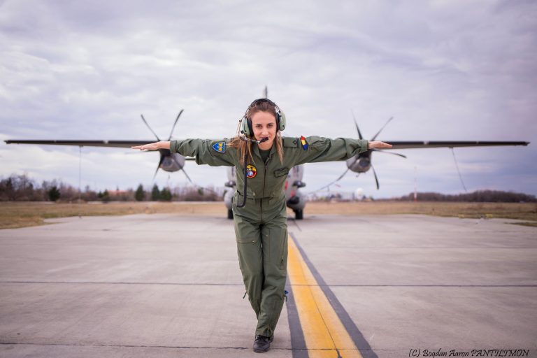 Femei în armată, căpitan Diana Apostol: „Nu am simţit misoginismul. Aeronava nu știe dacă ești femeie sau bărbat” EXCLUSIV