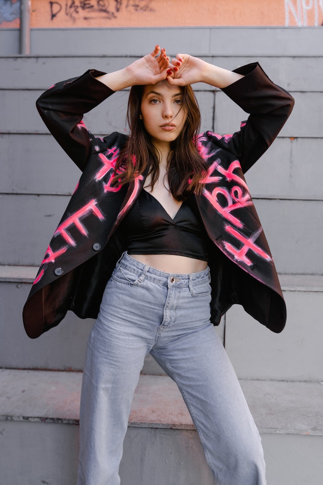 Cum să pari mai slabă în poze. Trucuri ca să fii mai atrăgătoare pe reţelele de socializare