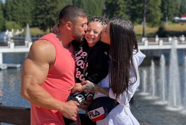 Roxana Vancea, schimbări mari în viaţa ei după ce a devenit mamă: „Am renunţat să mai postez fotografii doar pentru like-uri, îmbrăcată sumar” EXCLUSIV