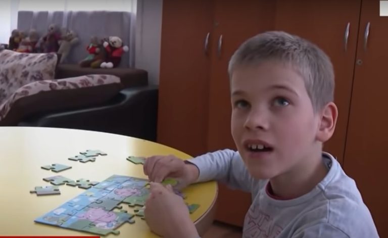 Povestea micuțului Sașa, băieţelul ucrainean care a rămas orfan: “Nu am mamă şi nici tată, au murit”. De ce nu poate fi adoptat