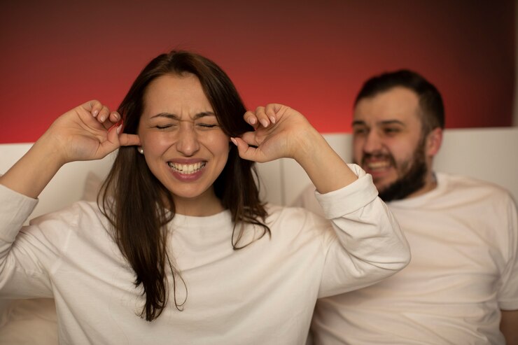 Semne că un bărbat este gelos, dar vrea să ascundă asta. Cum îţi dai seama că nu are încredere în tine