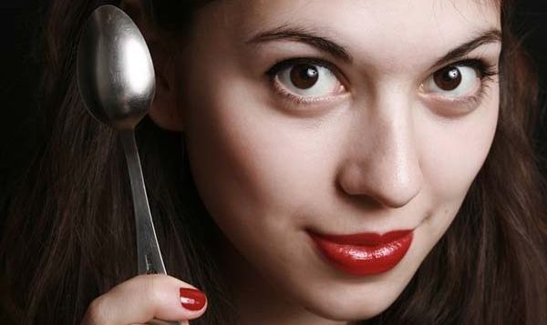 Masajul facial cu lingura. Tehnica pe care trebuie să o integrezi în rutina ta de frumuseţe
