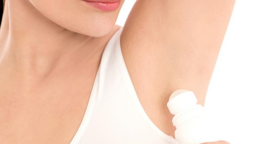 Care este diferenţa între deodorant şi antiperspirant