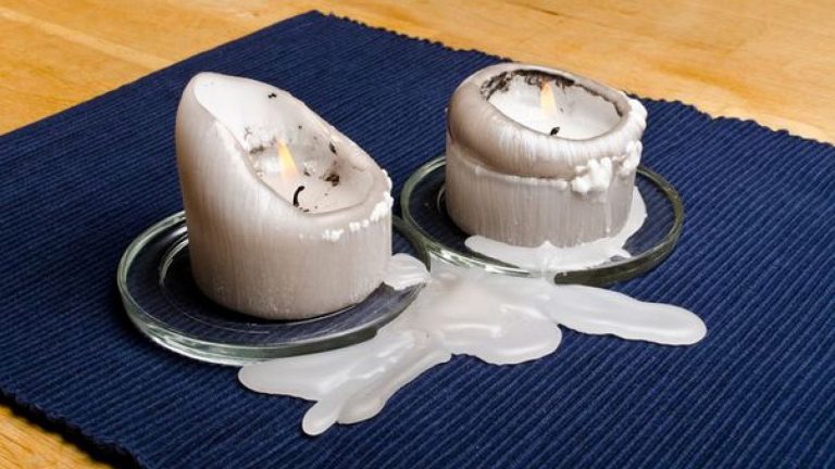 Cu ce se curăţă ceara de lumânare de pe haine. Trucuri care chiar funcţionează