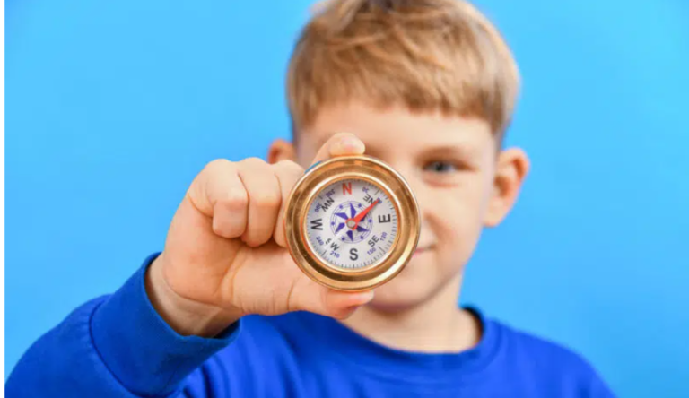 Cum să le explici copiilor ce sunt punctele cardinale. 3 activități distractive prin care le captezi atenția