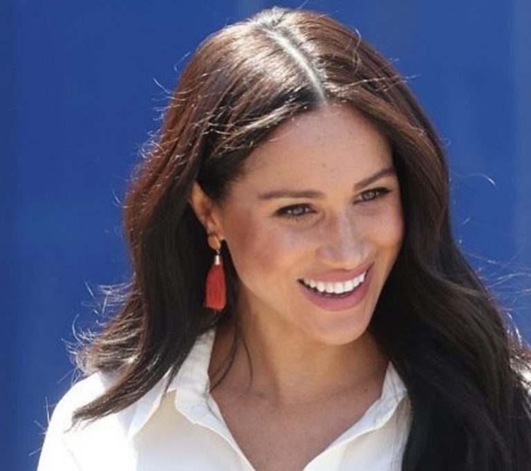 Cum să îţi faci bucle perfecte precum Meghan Markle. 3 paşi simpli de urmat