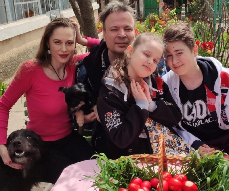 Dan Helciug, pregătiri de Paşte în familie. A vopsit ouăle ca pe vremea bunicii: ”Le-am decorat cu frunze de mărar, și le-am fiert în dres din mătase!” EXCLUSIV