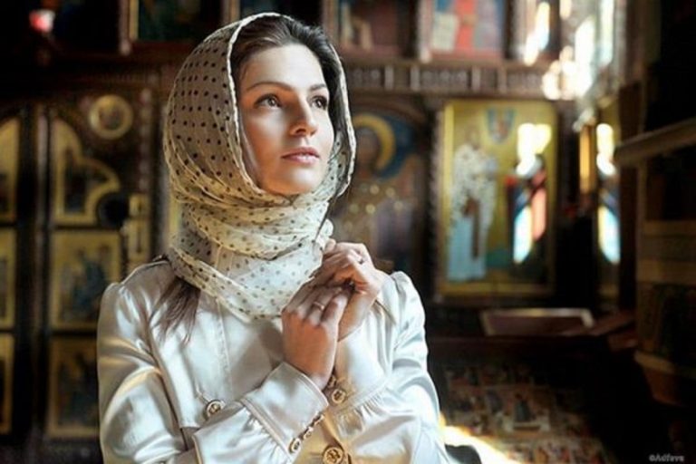 Hainele pe care nu trebuie să le porţi niciodată la biserică. Reguli pe care ar trebui să le respecte toate femeile