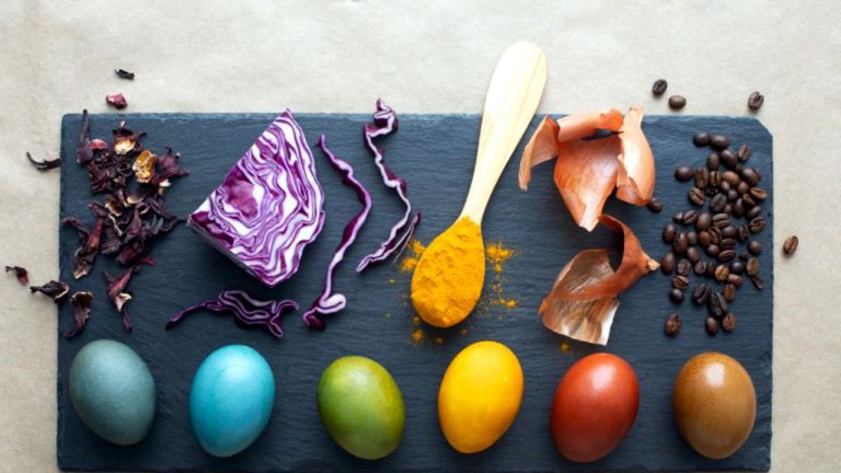 Ouă de Paşte vopsite natural. Cum obţii o culoare perfectă cu sfeclă roşie