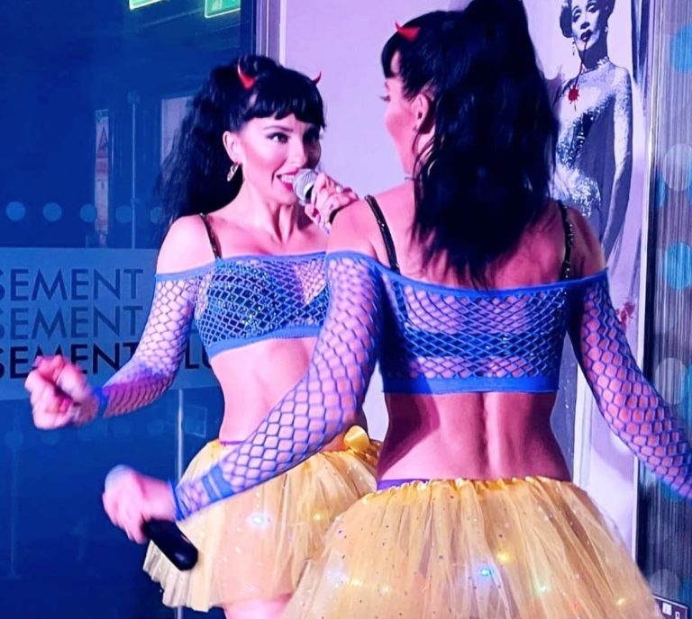 Surorile gemene Cheeky Girls revin în forţă după 20 de ani de la lansarea primei piese. Blestemul de care au fost urmărite