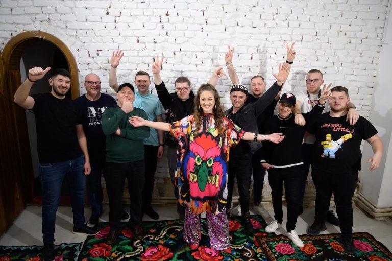 Totul despre Carmen Chindriş, cea mai apreciată artistă a momentului. Care este secretul reuşitei sale: „Nu ne schimbă succesul, asta este cea mai mare prostie” EXCLUSIV