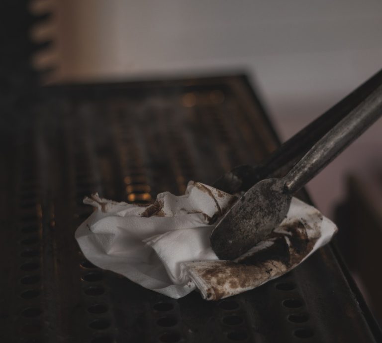 Cum cureți grătarul dacă nu ai la îndemână o perie. Trucuri geniale 