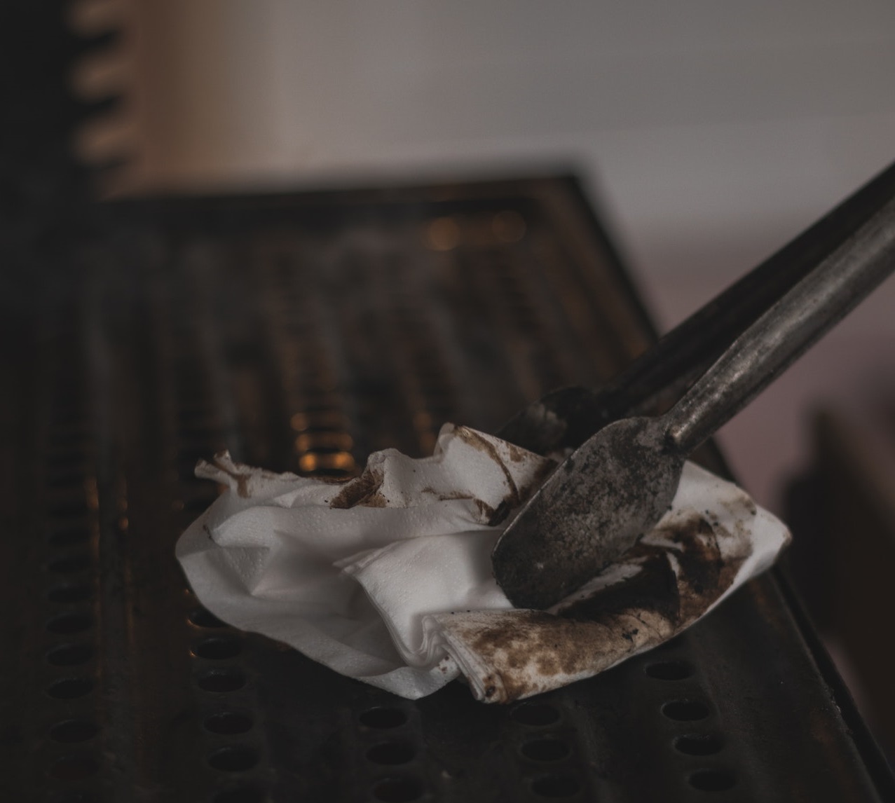 Cum cureți grătarul dacă nu ai la îndemână o perie