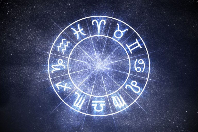 Horoscop zilnic 4 aprilie 2022. Berbecilor li se deschid noi perspective profesionale, Racii au probleme în dragoste
