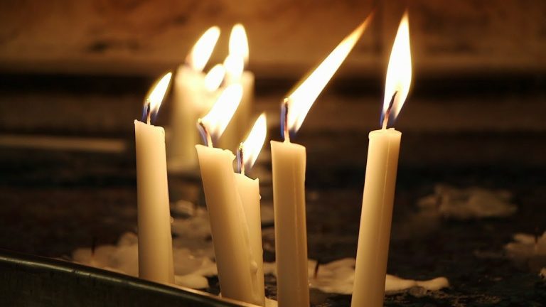 Ce este bine să spui când aprinzi o lumânare. Greşeala pe care o fac mulţi români