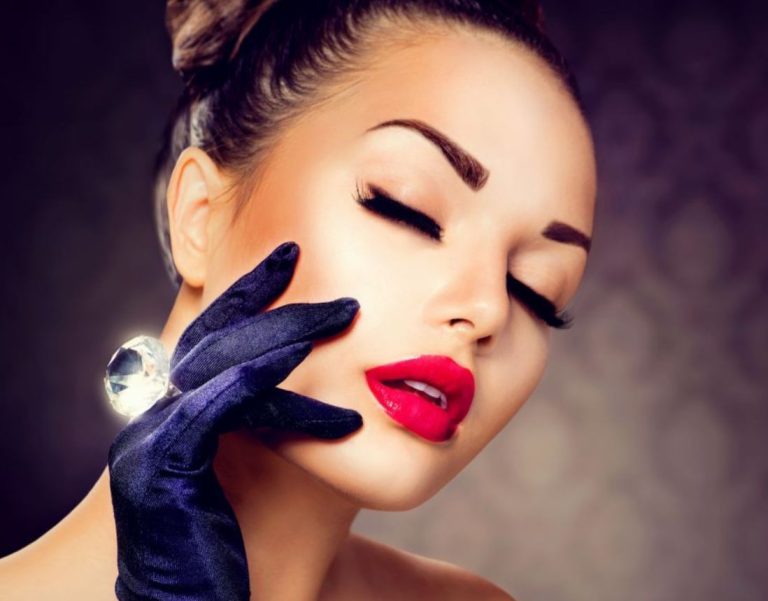 Trucuri pentru un machiaj de seară rezistent. Claudia Preduca, make-up artist: „Rutina de îngrijire este cel mai important pas” EXCLUSIV