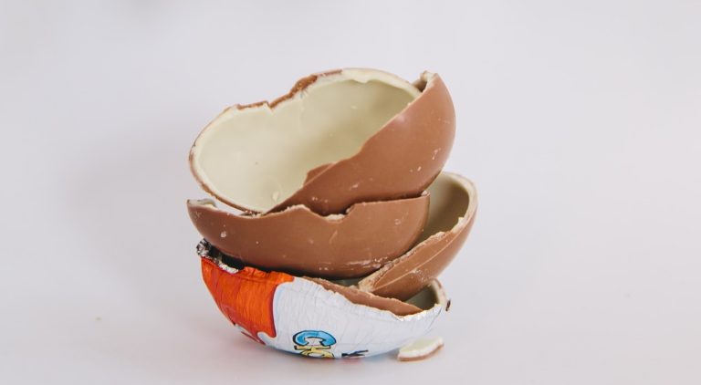 Băiețel de 3 ani, în spital în stare gravă după ce a mâncat ou de ciocolată contaminat cu Salmonella