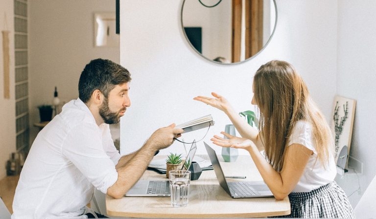 Mi-am făcut un cont pe Tinder și am ajuns să fiu amanta soțului meu. Era în căutarea unei noi iubiri, dar a ajuns să se îndrăgostească tot de mine