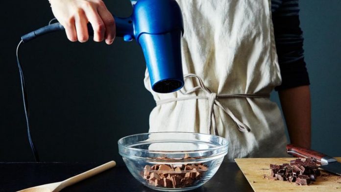 Cum poți folosi uscătorul de păr în bucătărie. Trucuri geniale la care nu te-ai fi gândit