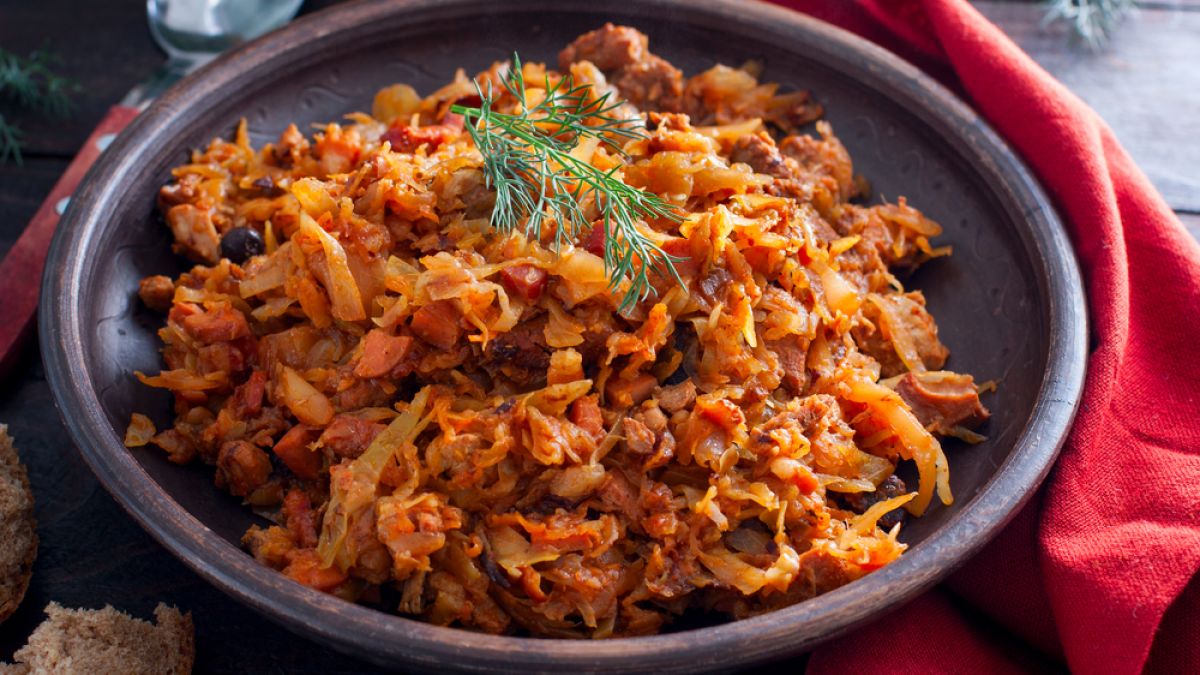 De ce este bine sa pui putina paine uscata in oala in care fierbi varza